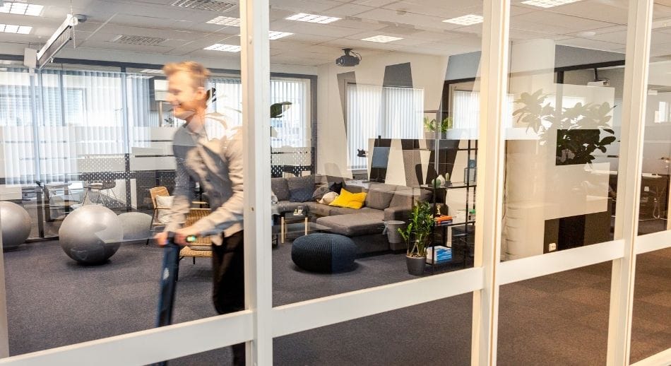 Ansatt på sparkesykkel